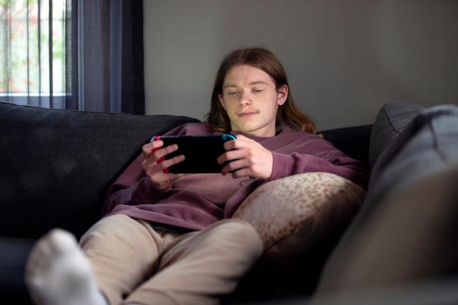 Screen time: Benefits, dangers and tips to cut down